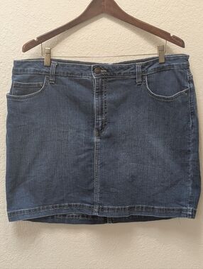 Lee brand Dark Wash Regular Fit mid rise jean skort. size 18